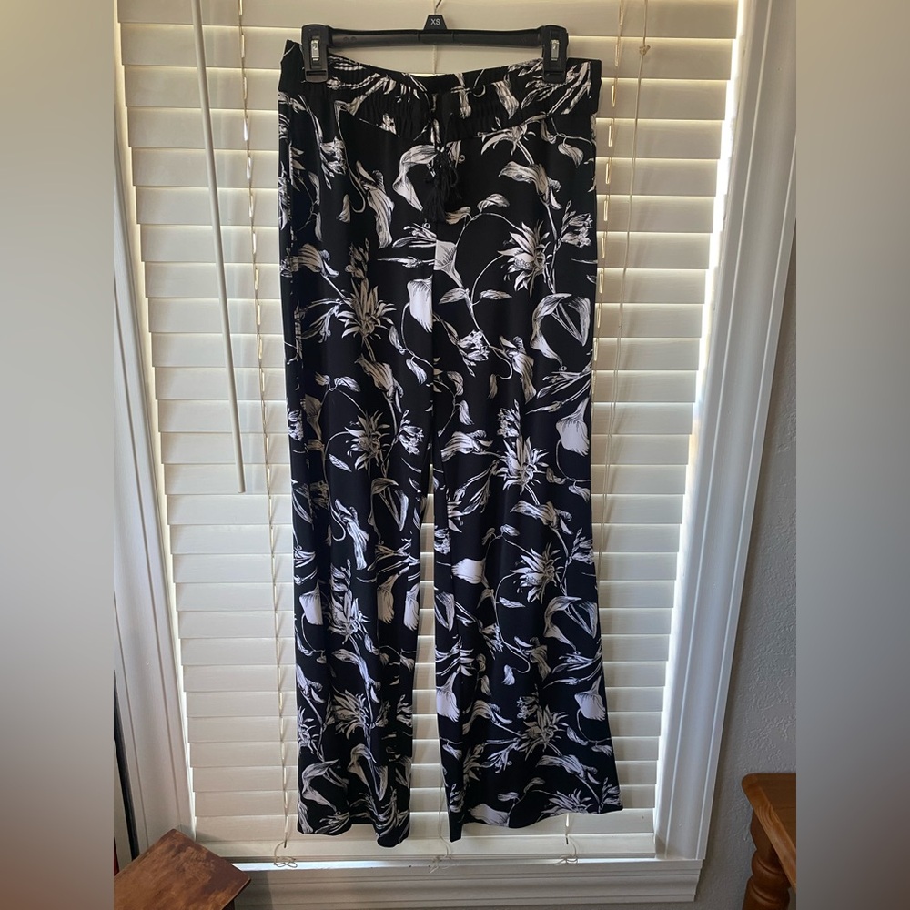 Accepting offers- White House Black Market Black & White Floral Wide-Leg Pants
